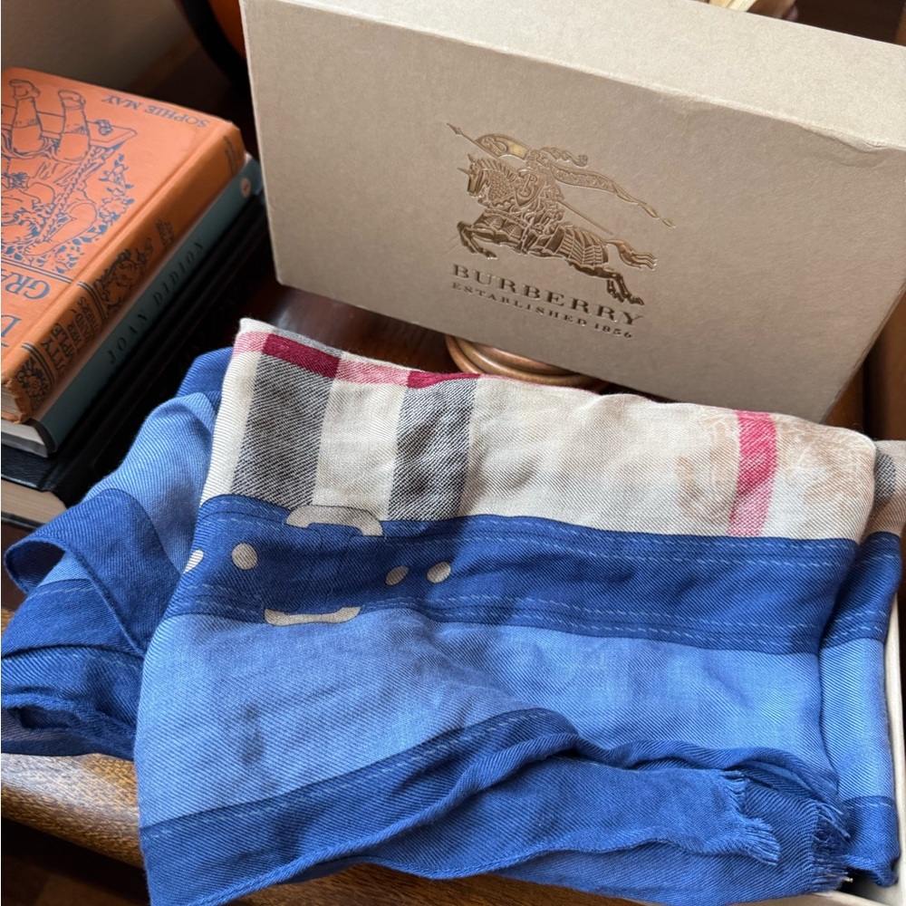 Rare Vintage Burberry Blue and Cream Haymarket Cashmere Scarf